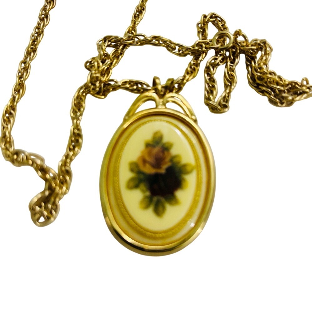 Vintage -1970's Elegant Gold Floral Pendant Necklace